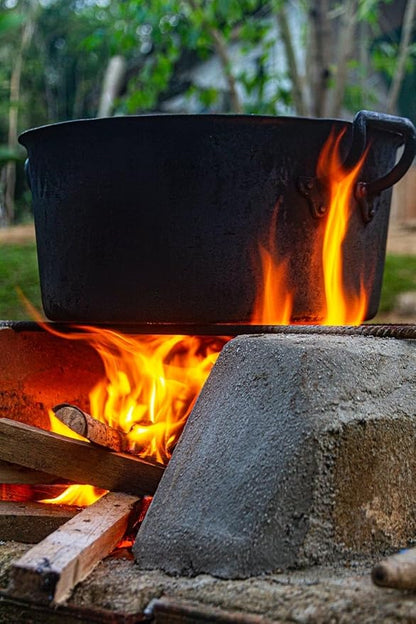 Cuisiland 4.5QT Cast Iron Dutch Oven with Lip Lid & Bail Handle – Pre-Seasoned Camping Pot for Outdoor Cooking, Roasting, and Baking – Heavy-Duty Campfire Cookware with Even Heat Distribution